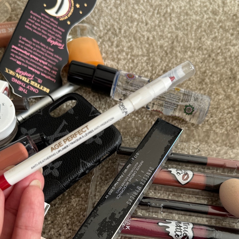 L'Oreal Age Perfect Lip Liner - Bold Red new